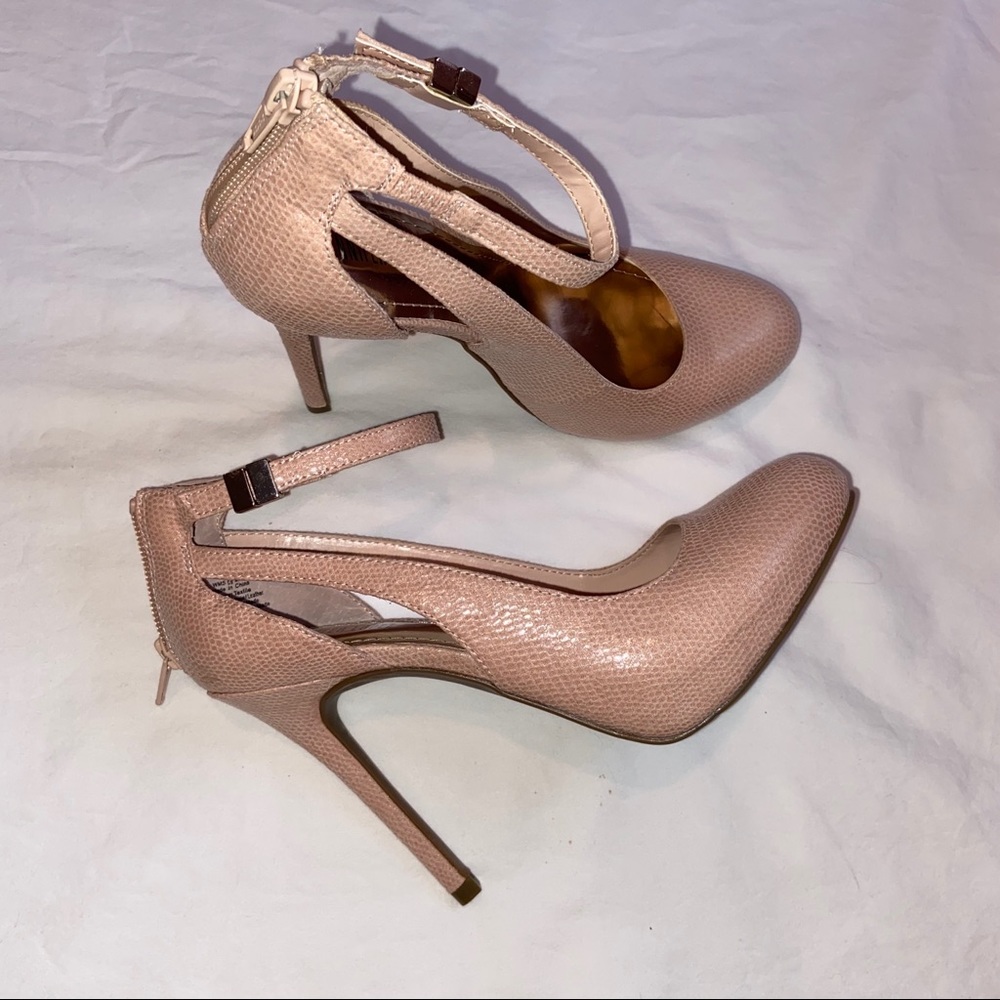 Pink snakeskin pumps